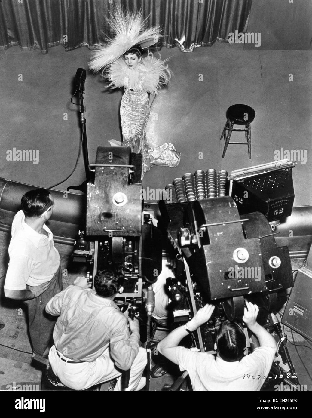 CLAUDETTE COLBERT sur le terrain Candid avec Camera / Movie Crew filmant son chant sur scène dans ZAZA 1938 réalisateur GEORGE CUKOR costume design Edith Head Paramount Pictures Banque D'Images