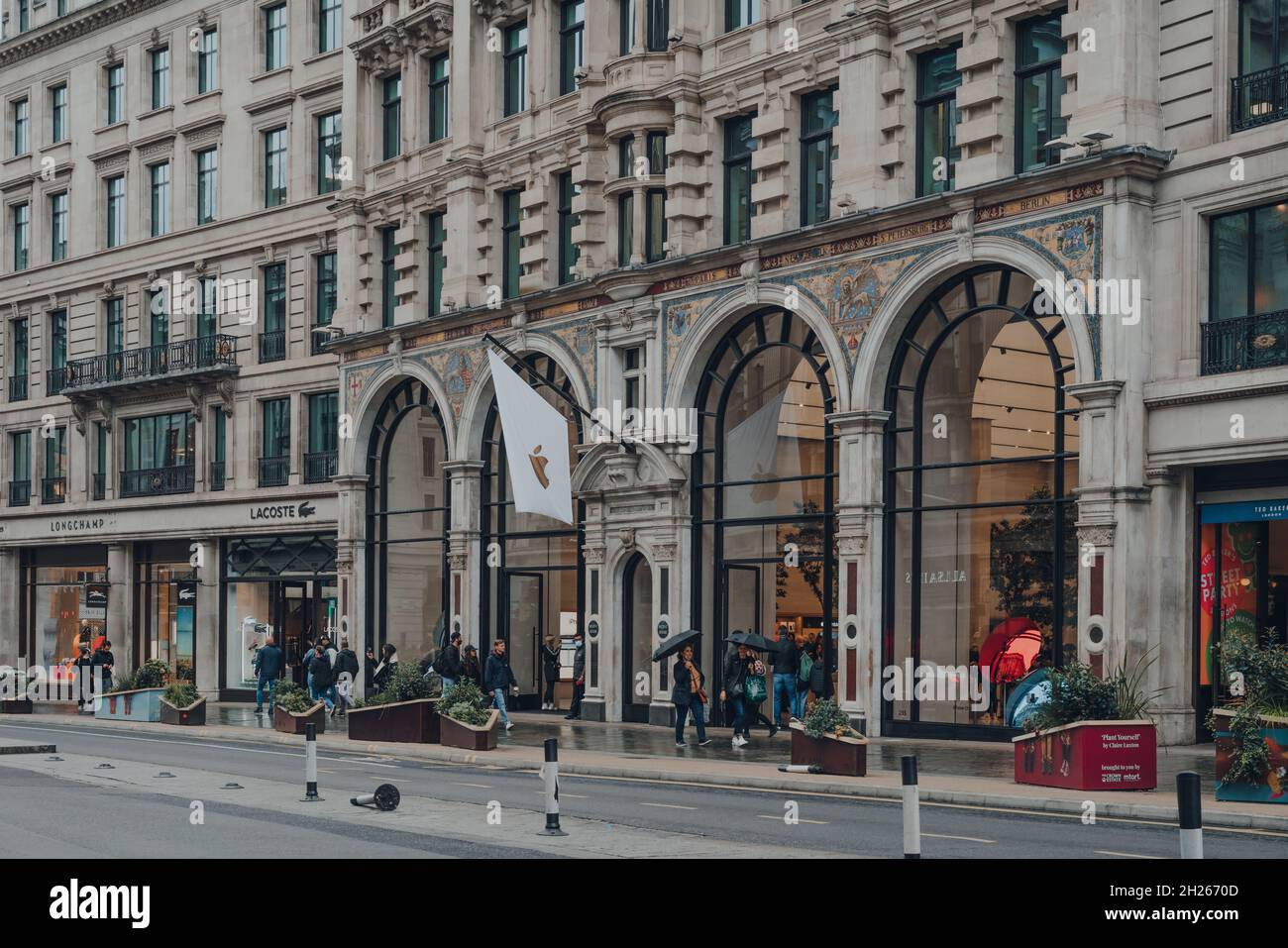 Londres, Royaume-Uni - 02 octobre 2021 : personnes marchant devant l'Apple Store sur Regent Street, Londres.Regent Street Store a été la première Apple en Europe. Banque D'Images