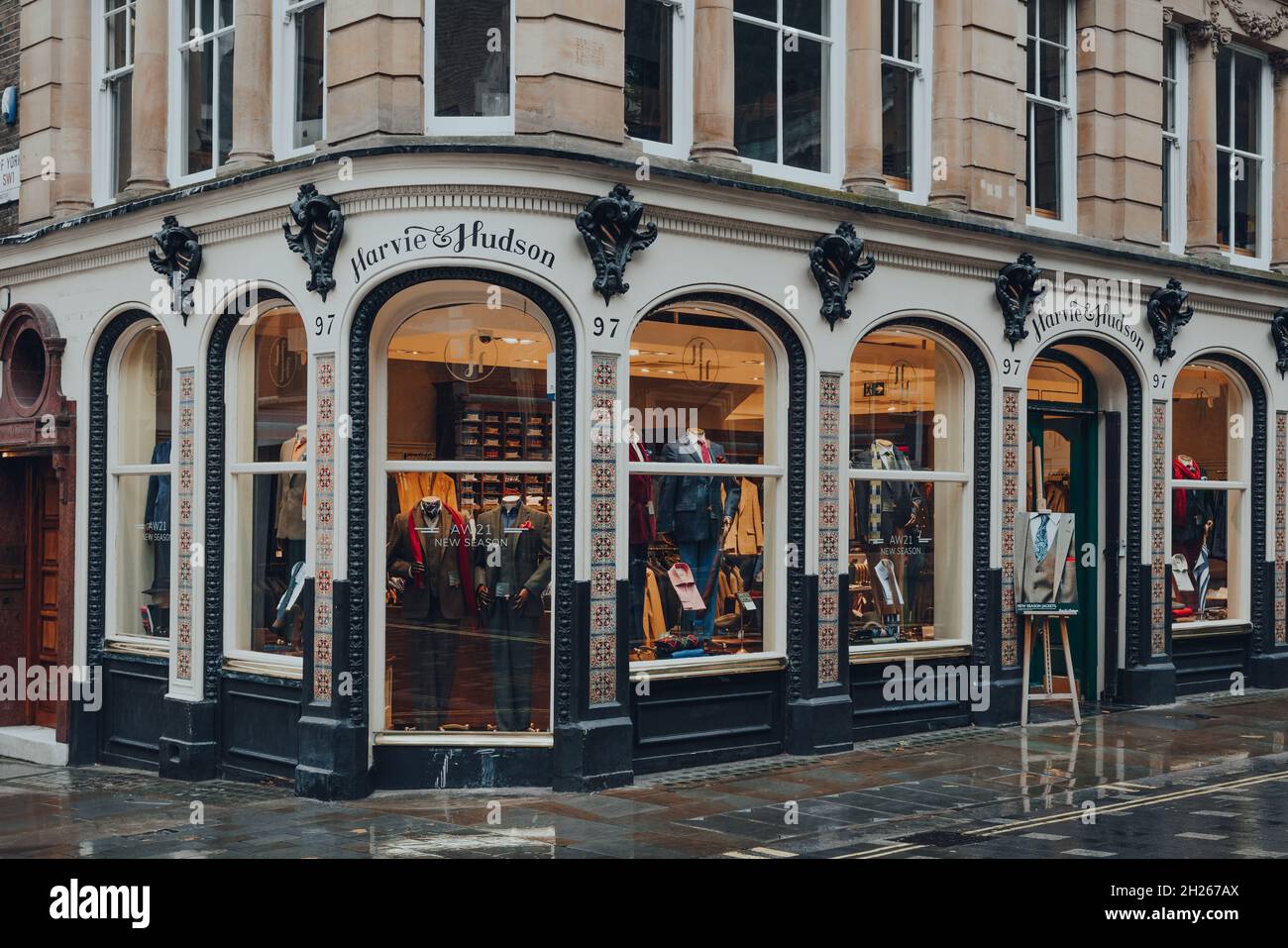 Londres, Royaume-Uni - 02 octobre 2021 : extérieur de Harvie et Hudson, une  boutique pour hommes vendant des costumes, des cravates, des chemises et  des accessoires classiques, sur Jermyn Photo Stock - Alamy