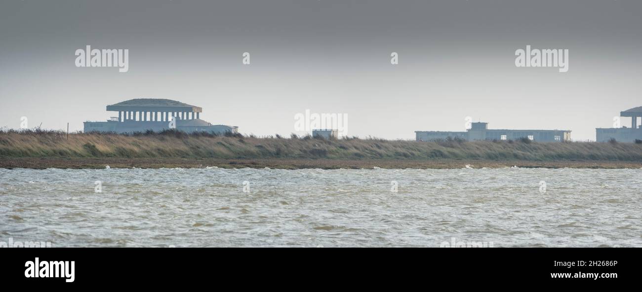 Bâtiments d'essai associés à deux phases de l'occupation de la broche par le Centre de recherche sur les armes atomiques (AWRE) à Orford Ness. Banque D'Images