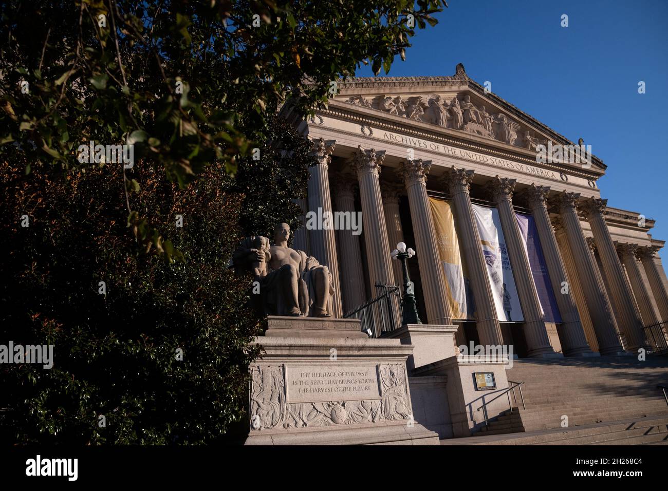 Washington, États-Unis.20 octobre 2021.Un aperçu général de l'édifice des Archives nationales des États-Unis, à Washington, DC, le mercredi 20 octobre,2021, au milieu de la pandémie du coronavirus.Cette semaine, l'ancien président Donald Trump a intenté une action en justice contre les Archives nationales pour bloquer la publication de documents relatifs à l'insurrection du Capitole du 6 janvier en revendiquant un privilège exécutif.(Graeme Sloan/Sipa USA) Credit: SIPA USA/Alay Live News Banque D'Images