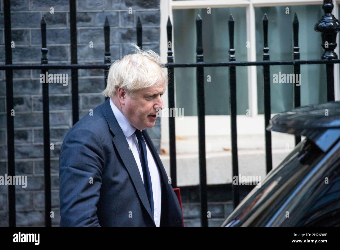 LONDRES, le 20 OCTOBRE 2021, le Premier ministre Boris Johnson quitte le 10 Downing Street pour les PMQ à la Chambre des communes alors qu'il se pose des questions sur la montée en flèche du coronavirus en hiver Banque D'Images