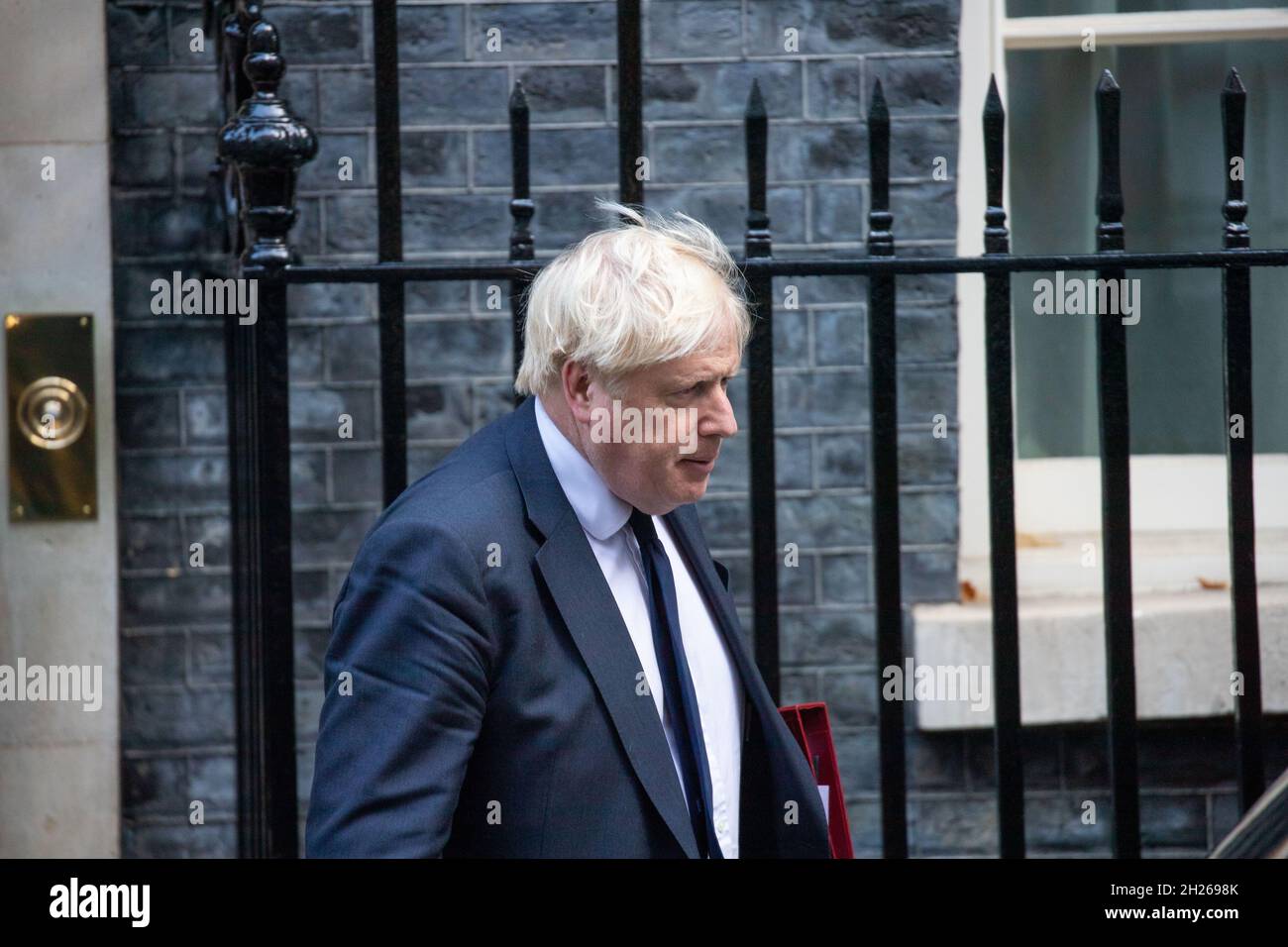 LONDRES, le 20 OCTOBRE 2021, le Premier ministre Boris Johnson quitte le 10 Downing Street pour les PMQ à la Chambre des communes alors qu'il se pose des questions sur la montée en flèche du coronavirus en hiver Banque D'Images