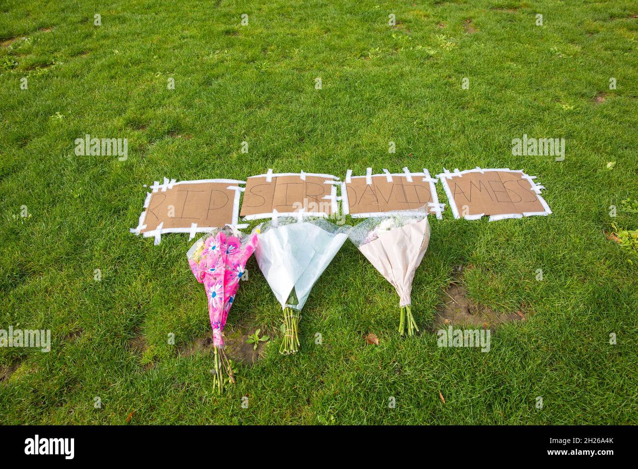 Des hommages floraux ont été rendus à Sir David Amiss, député conservateur, sur la place du Parlement, dans le centre de Londres, le 16 octobre 2021. Banque D'Images
