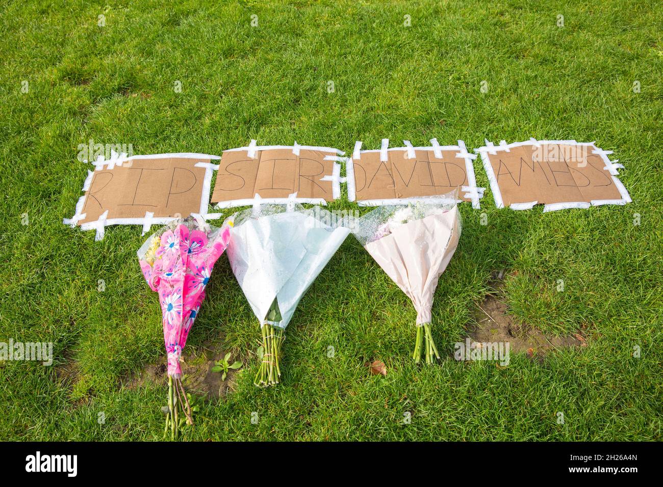 Des hommages floraux ont été rendus à Sir David Amiss, député conservateur, sur la place du Parlement, dans le centre de Londres, le 16 octobre 2021. Banque D'Images