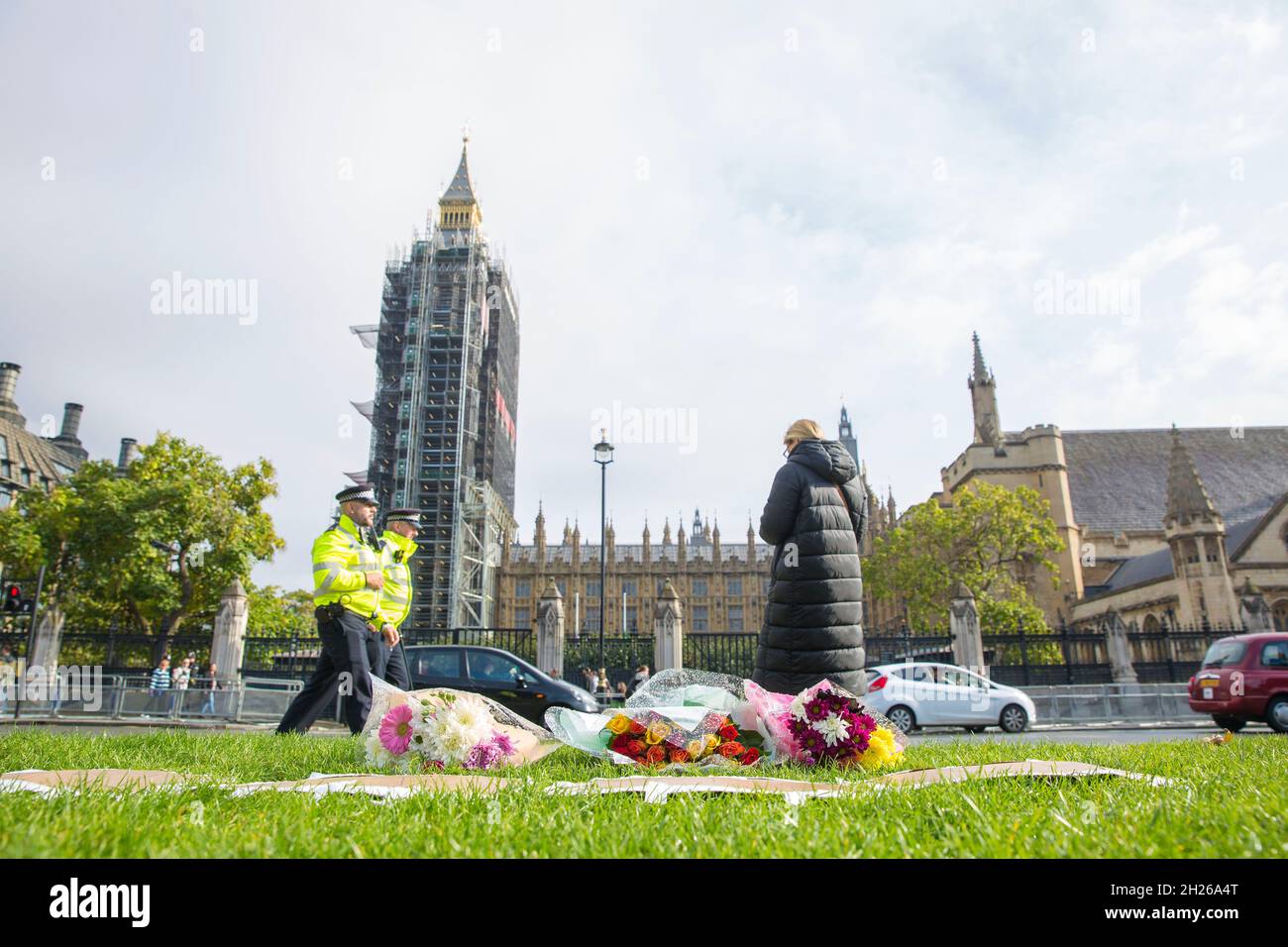 Des hommages floraux ont été rendus à Sir David Amiss, député conservateur, sur la place du Parlement, dans le centre de Londres, le 16 octobre 2021. Banque D'Images