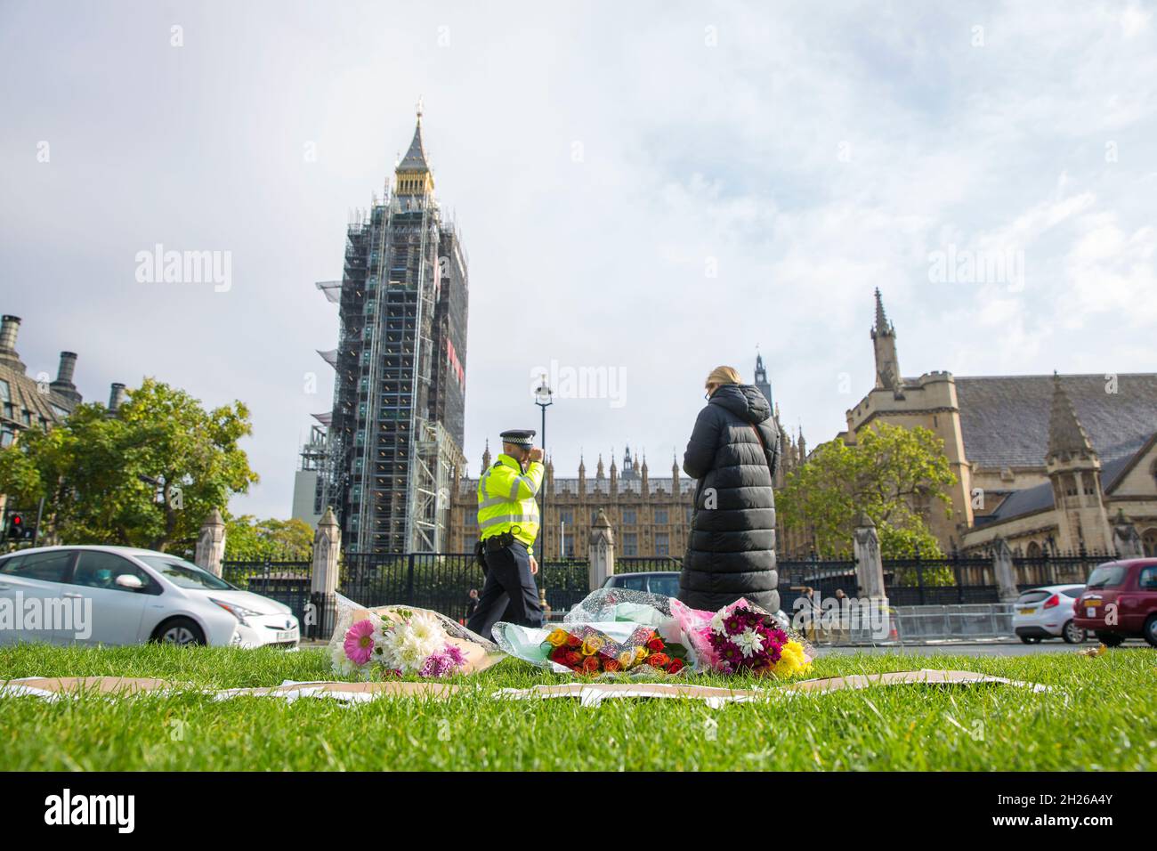 Des hommages floraux ont été rendus à Sir David Amiss, député conservateur, sur la place du Parlement, dans le centre de Londres, le 16 octobre 2021. Banque D'Images