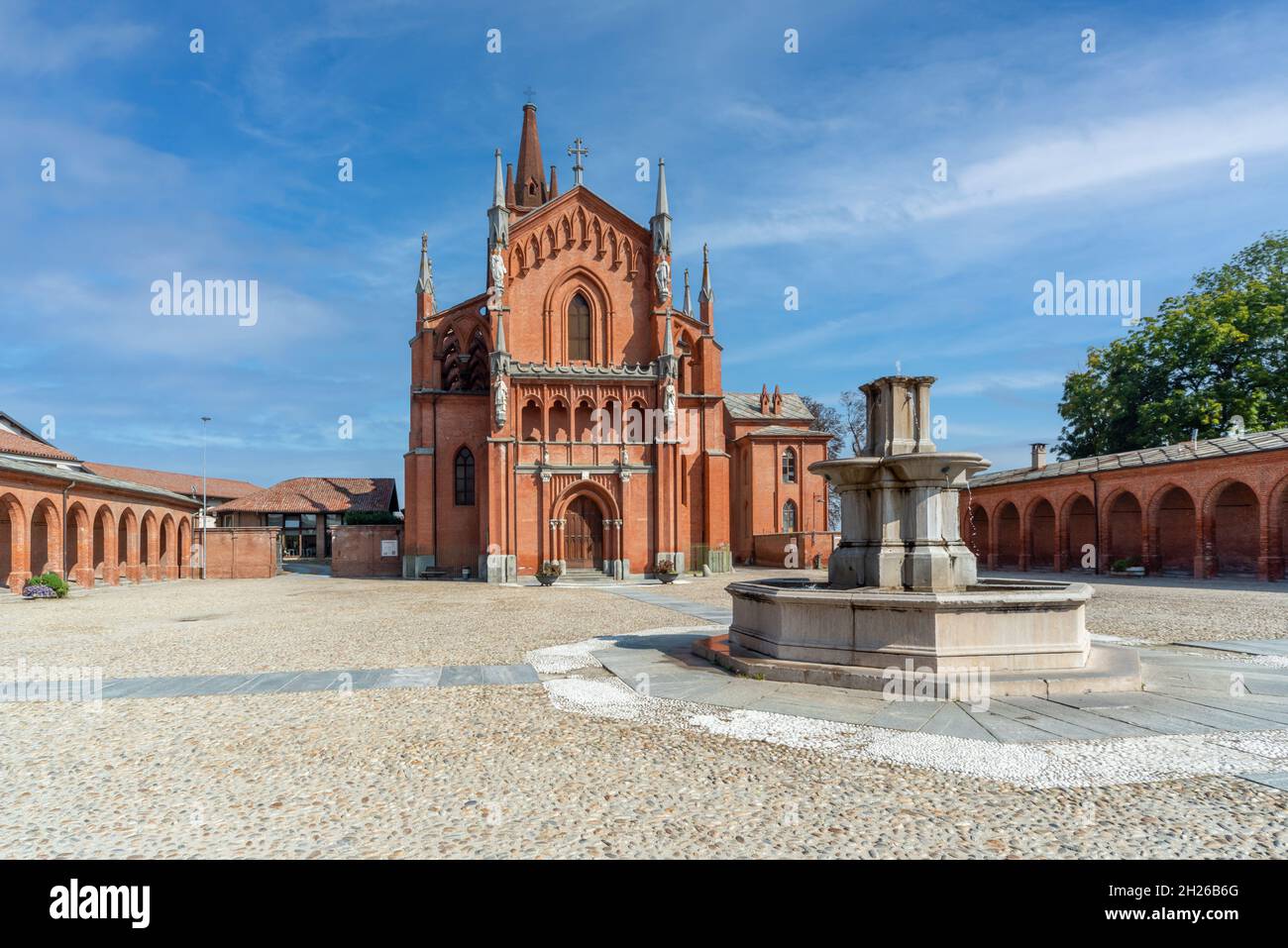 Pollenzo, Italie - 12 octobre 2021 : l'église de San Vittore avec fontaine sur la Piazza Vittorio Emanuele II près du château de Pollenzo Banque D'Images