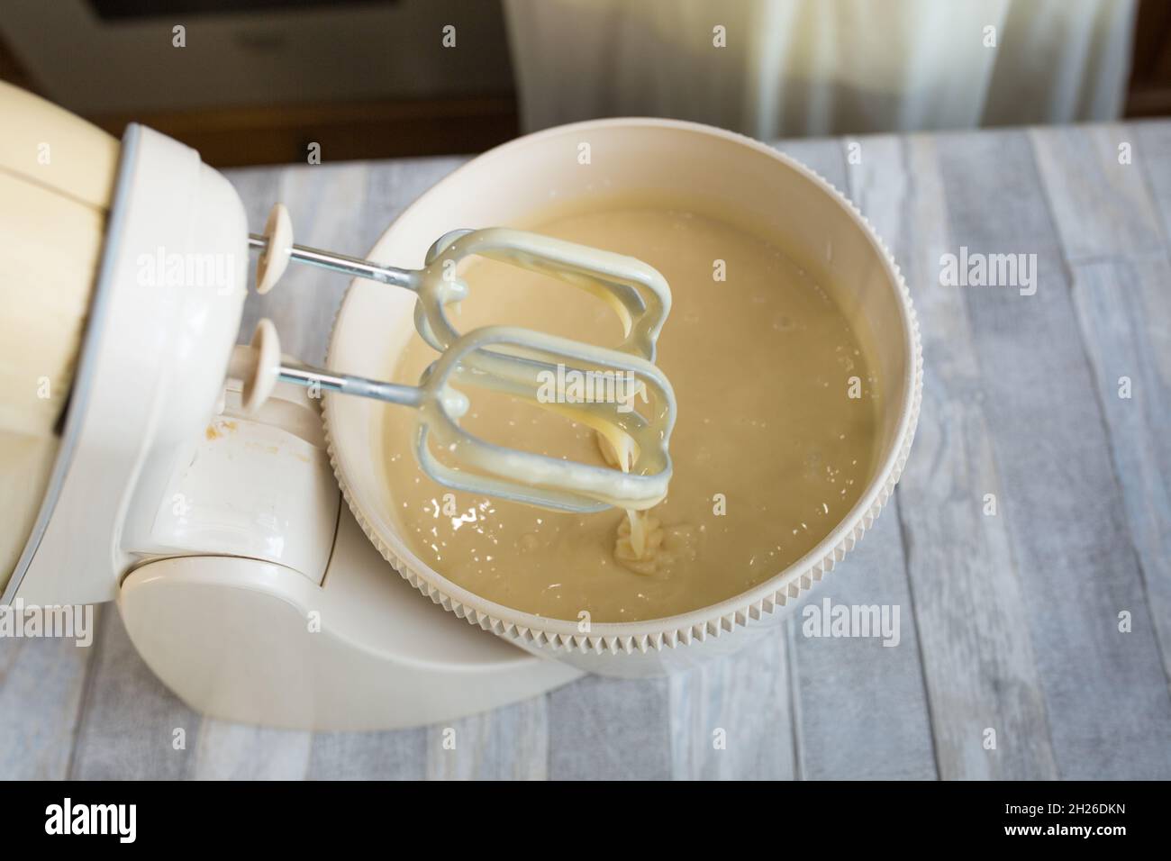 Le processus de fabrication d'un gâteau au chocolat à la crème aigre.Préparation de la pâte.Tous les ingrédients sont fouettés dans le bol du batteur.Recette étape par étape pour le choco Banque D'Images