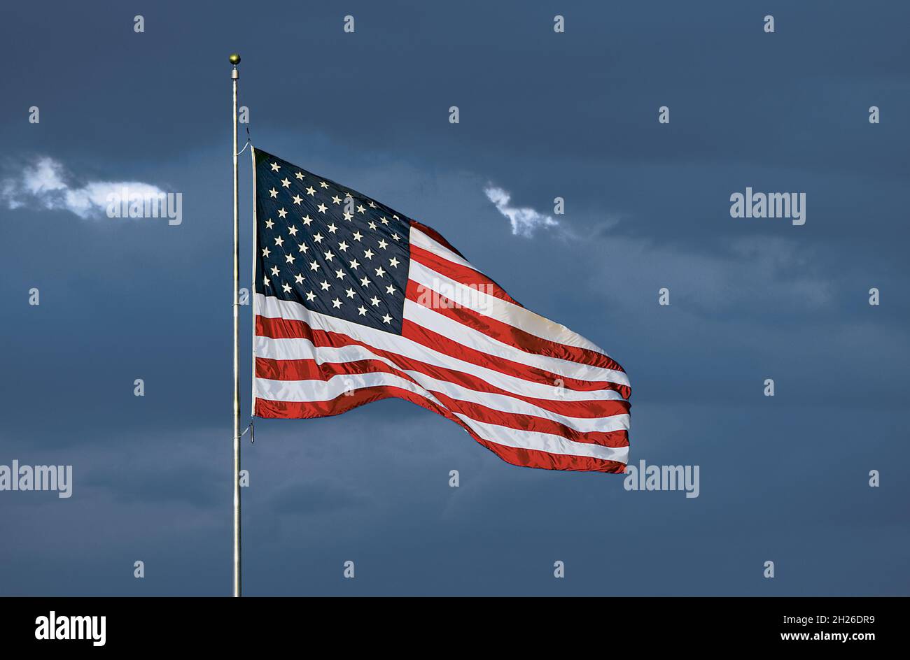 Drapeau américain volant sous ciel orageux Banque D'Images