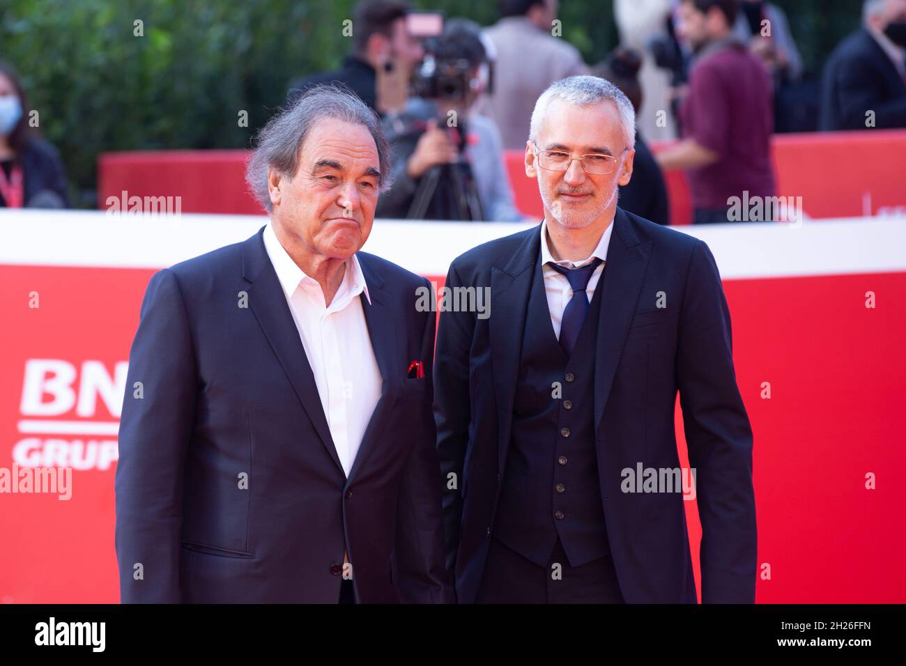 Roma, Italie.20 octobre 2021.Oliver Stone et Igor Lopatonok assistent au tapis rouge du film 'Qazaq.Histoire de l'Homme d'Or lors du 16e Festival de Rome 2021 le 20 octobre 2021 (photo de Matteo Nardone/Pacific Press/Sipa USA) crédit: SIPA USA/Alay Live News Banque D'Images