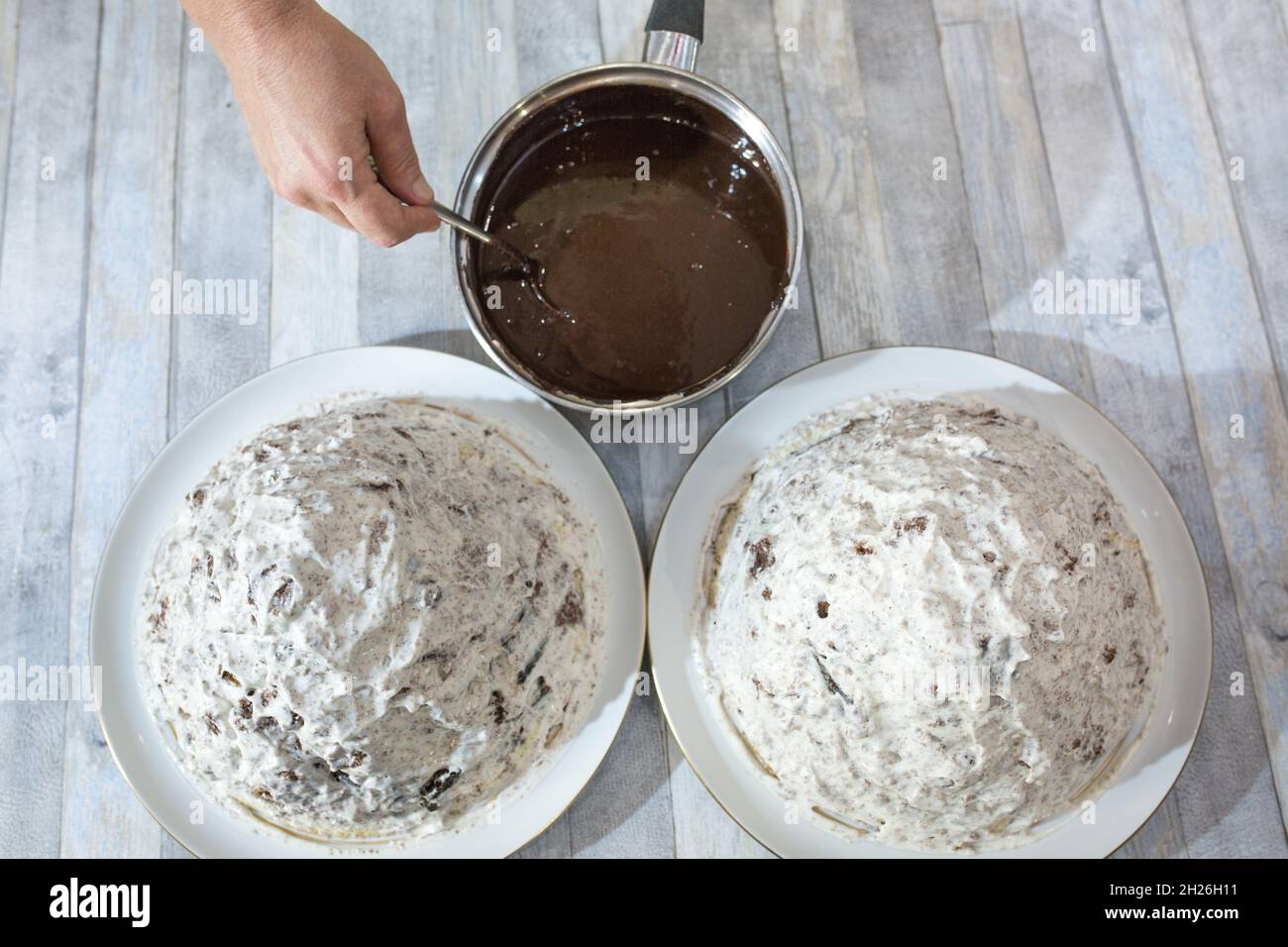 Un processus étape par étape pour faire un gâteau au chocolat à la crème aigre.Le gâteau formé est versé avec du glaçage au chocolat liquide. Banque D'Images