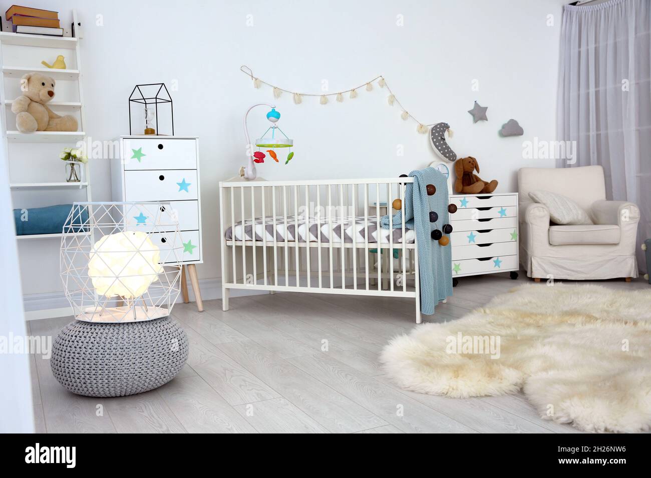 Interieur Confortable De La Chambre De Bebe Avec Lit De Bebe Et Fauteuil Photo Stock Alamy