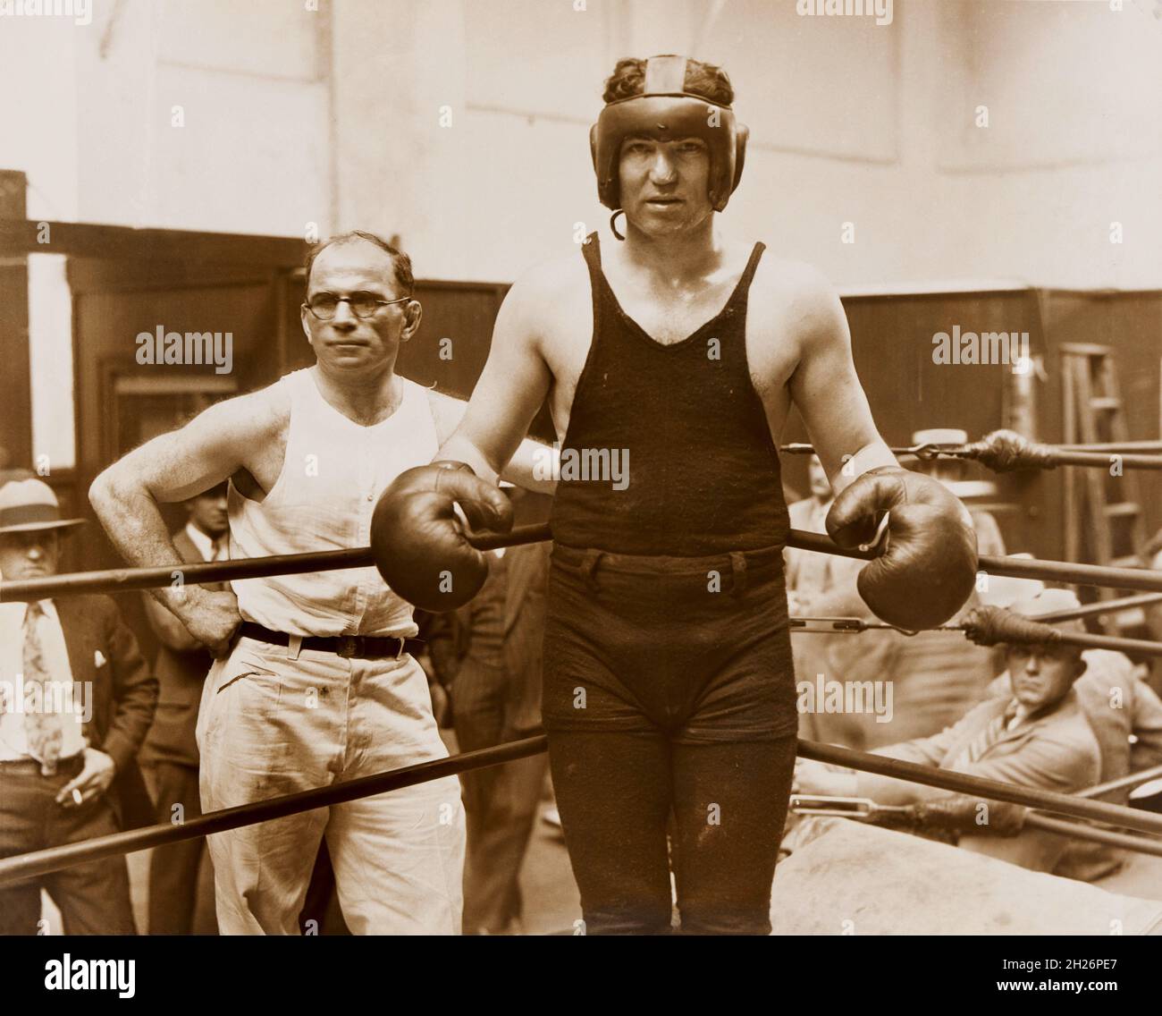 Jack Dempsey (à droite), American Professional Boxer, champion du monde de poids lourd 1919-1926, avec l'entraîneur Jerry Luvadis, trois quarts de longueur Portrait, Underwood & Underwood, 1933 Banque D'Images