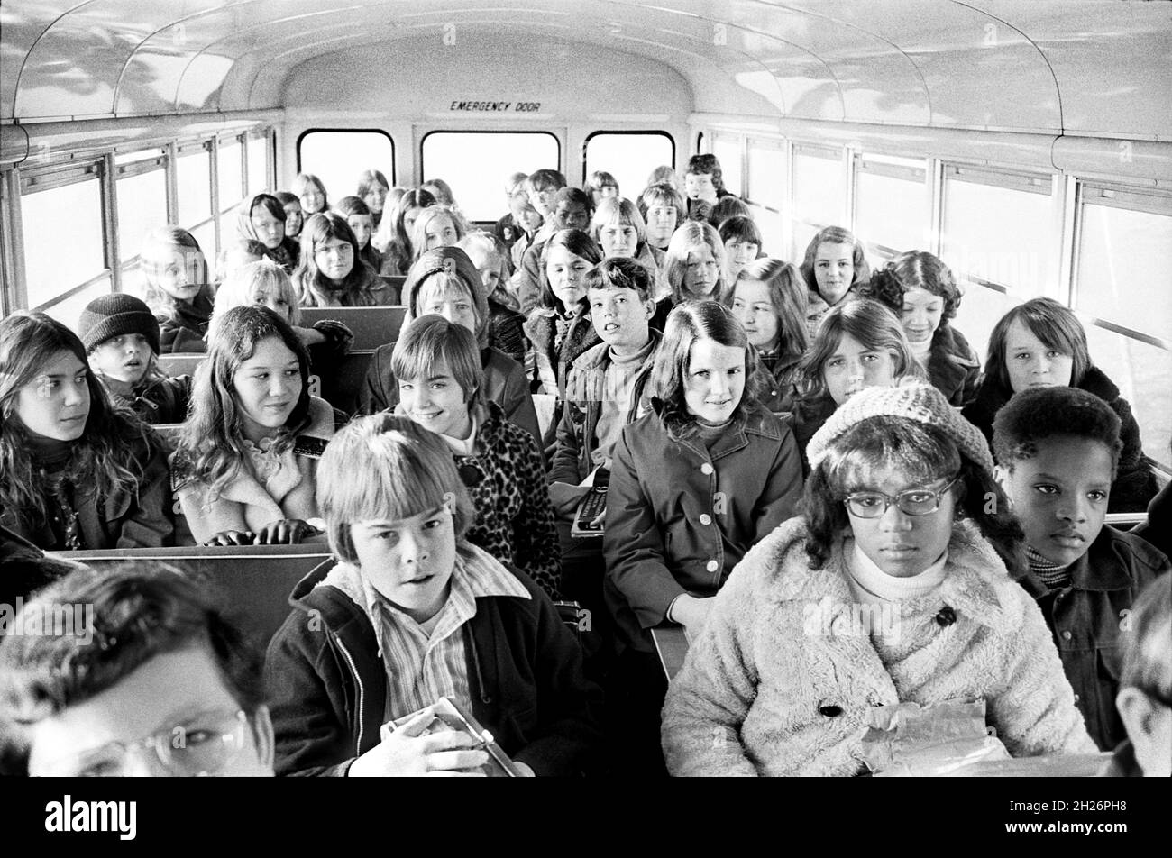 Black and White School Children on School bus, qui part de la banlieue pour rejoindre une école du centre-ville, Charlotte, Caroline du Nord, Warren K. Leffler, US News & World Report Magazine Collection, 1973 Banque D'Images