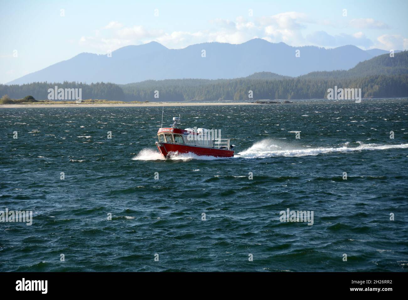 Un bateau-taxi au large du village de la première nation Nuu-chah-nulth d'Opitsaht, dans la baie Clayoquot, près de Tofino, sur l'île de Vancouver, en Colombie-Britannique,Canada. Banque D'Images