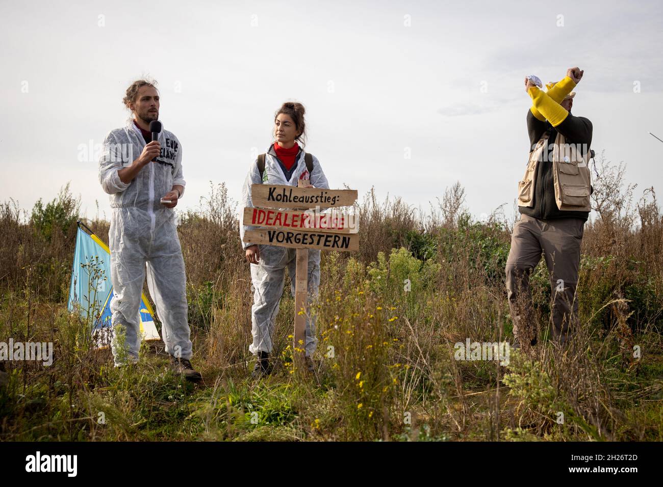 Les membres du mouvement environnemental Ende Gelände parlent à la promenade du village de Lützerath et annoncent une nouvelle résistance contre la destruction de T Banque D'Images