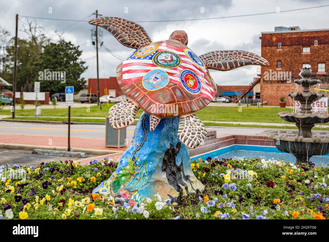 Statue de tortue de mer sur le thème militaire peinte par l'artiste James Priddy dans le centre-ville de Milton, en Floride Banque D'Images