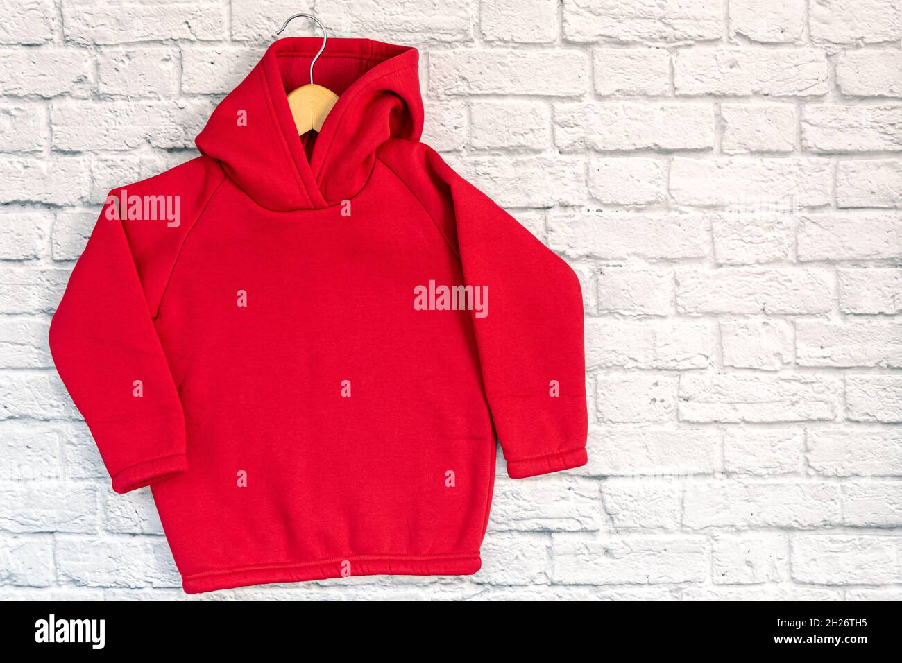 Sweat-shirt rouge avec modèle de capuche. Banque D'Images