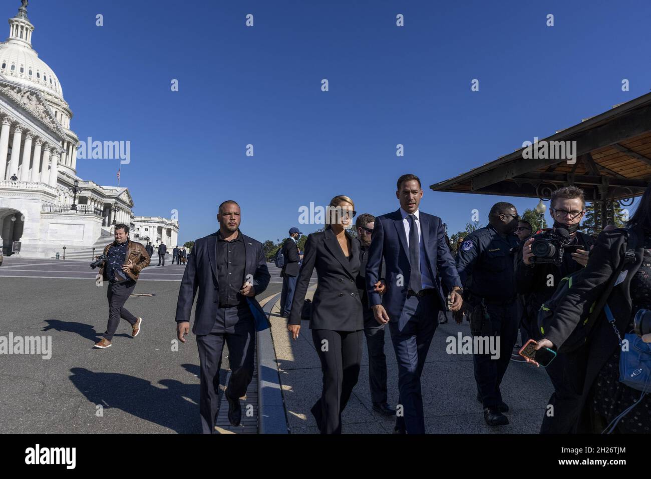 Washington, États-Unis.20 octobre 2021.Le Paris Hilton et carter Milliken reum partent après avoir pris la parole lors d'une conférence de presse au Capitole des États-Unis à Washington, DC, le mercredi 20 octobre 2021.Les démocrates du Congrès rejoints par Paris Hilton et d'autres se sont réunis au triangle de la chambre pour plaider en faveur d'une législation visant à établir une déclaration des droits pour protéger les enfants placés dans les établissements de soins de congrégation et les abus d'enfants.Photo par Tasos Katopodis/UPI crédit: UPI/Alay Live News Banque D'Images