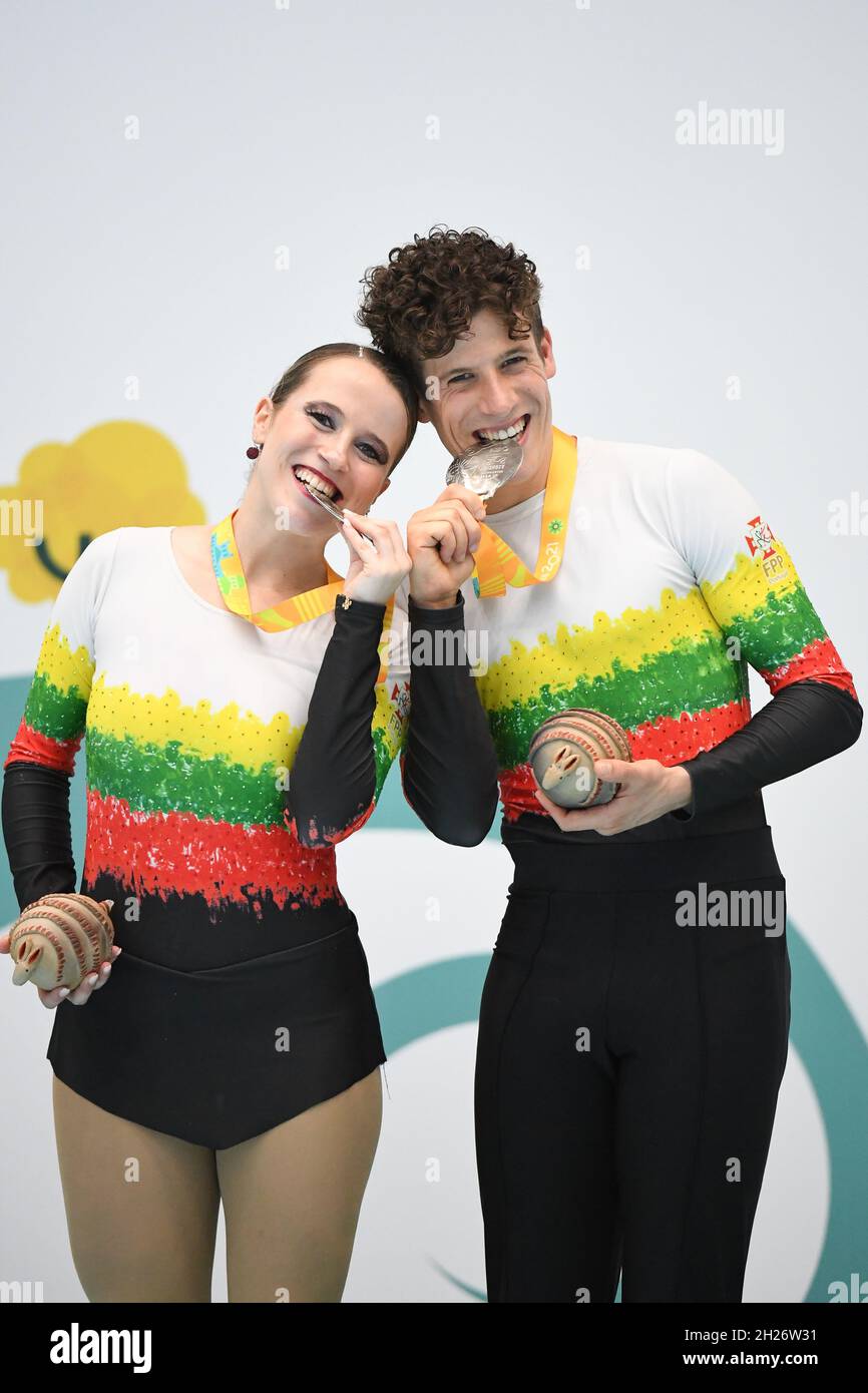 ANA LUISA MONTEIRO WALGODE - PEDRO MONTEIRO WALGODE, Portugal, deuxième place, lors de la cérémonie de remise des prix en danse de couple senior aux Championnats du monde de patinage artistique 2021 à la stade Polideportivo SND Arena le 09 octobre 2021 à Asunci, Paraguay.Credit: Raniero Corbelletti/AFLO/Alay Live News Banque D'Images