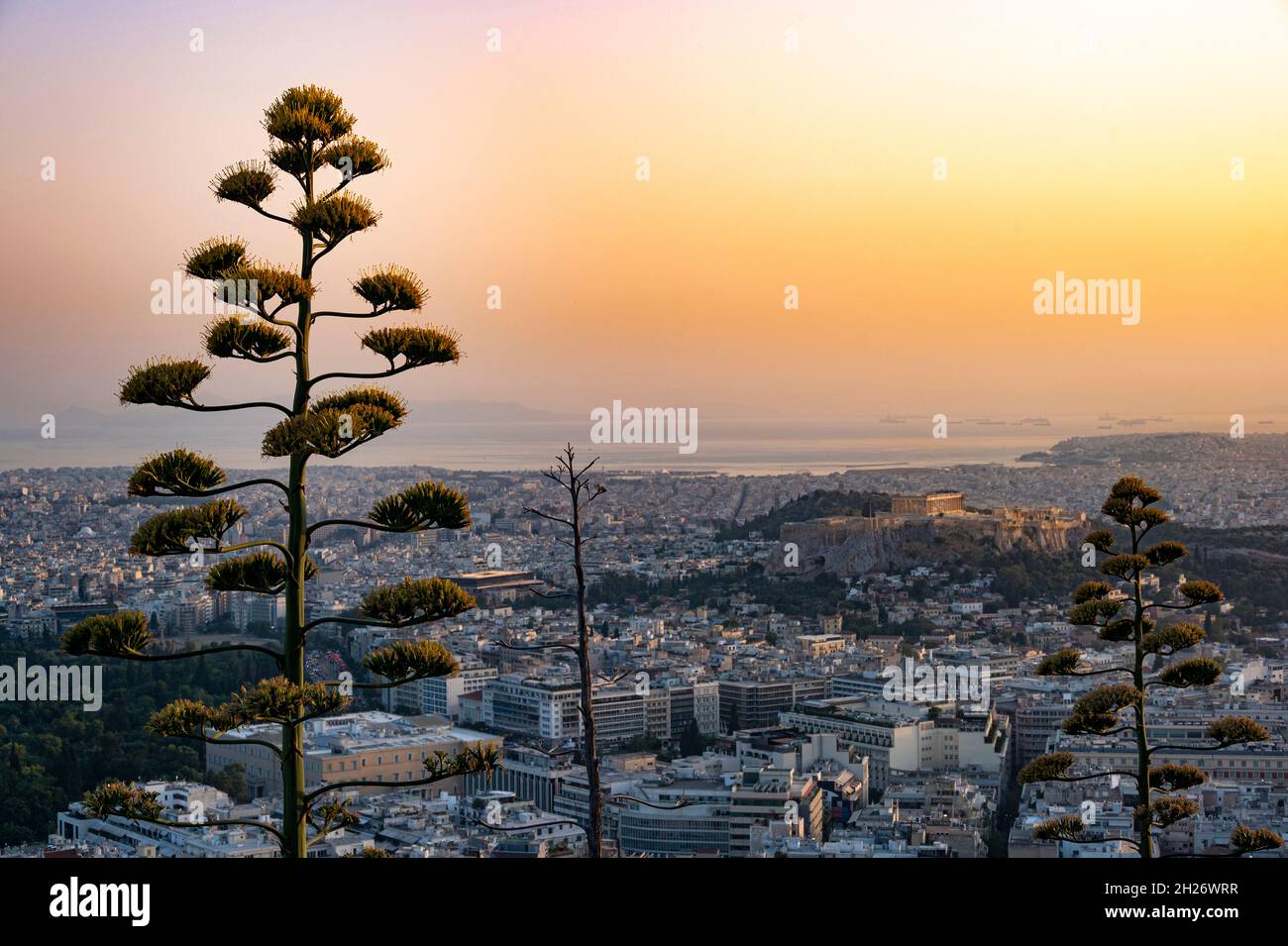 Vue sur Athènes, le golfe Saronique et l'Acropole au coucher du soleil depuis la colline de Lycabette Banque D'Images
