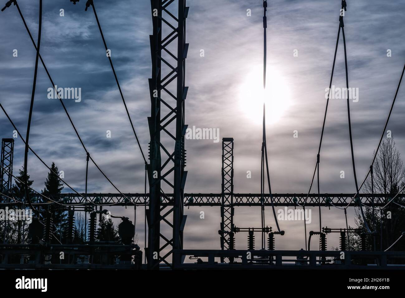 Sous-station du transformateur de puissance haute tension - fils avec le soleil en arrière-plan Banque D'Images