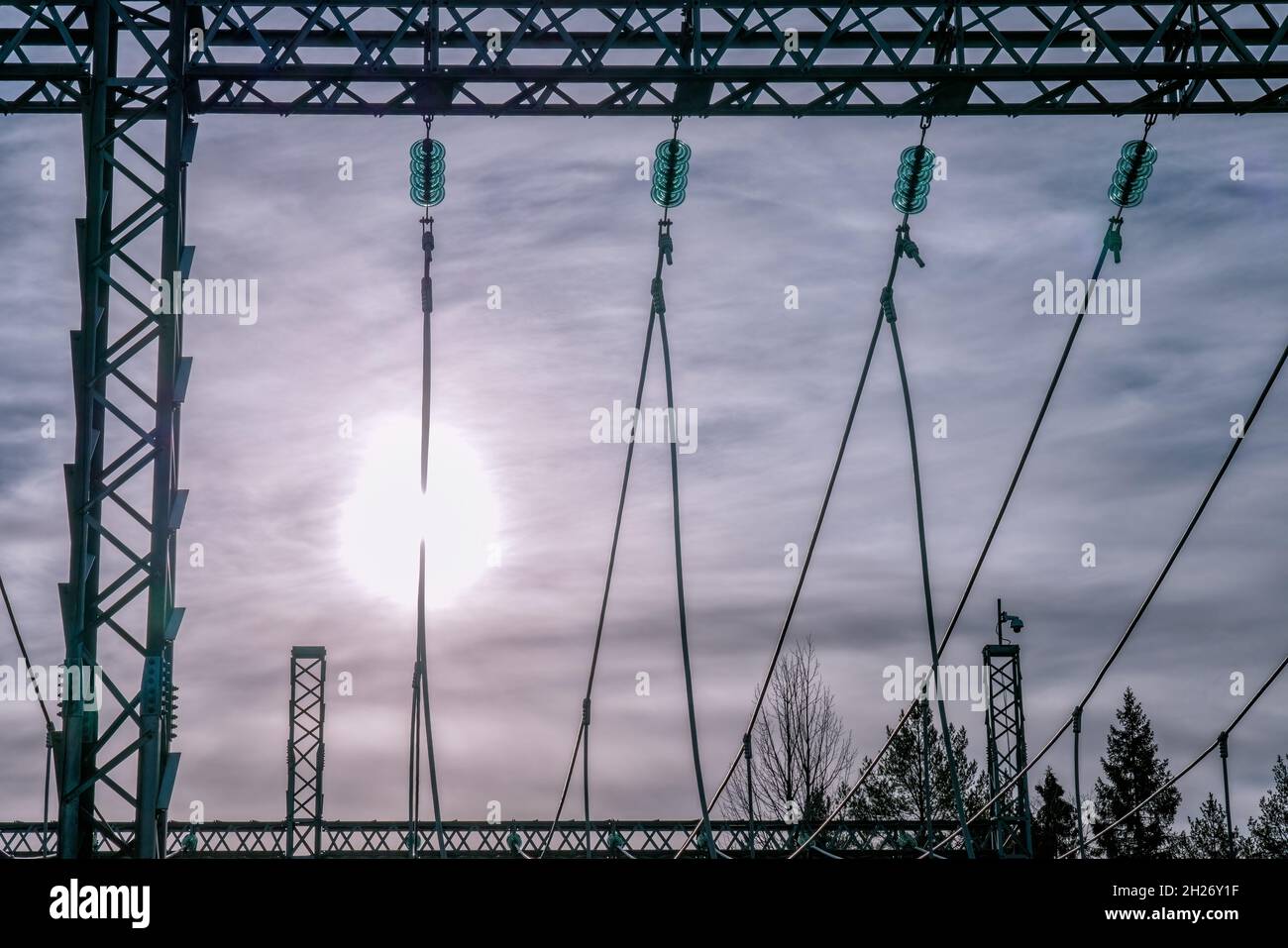 Sous-station du transformateur de puissance haute tension - fils, gros plan, soleil à l'arrière-plan Banque D'Images