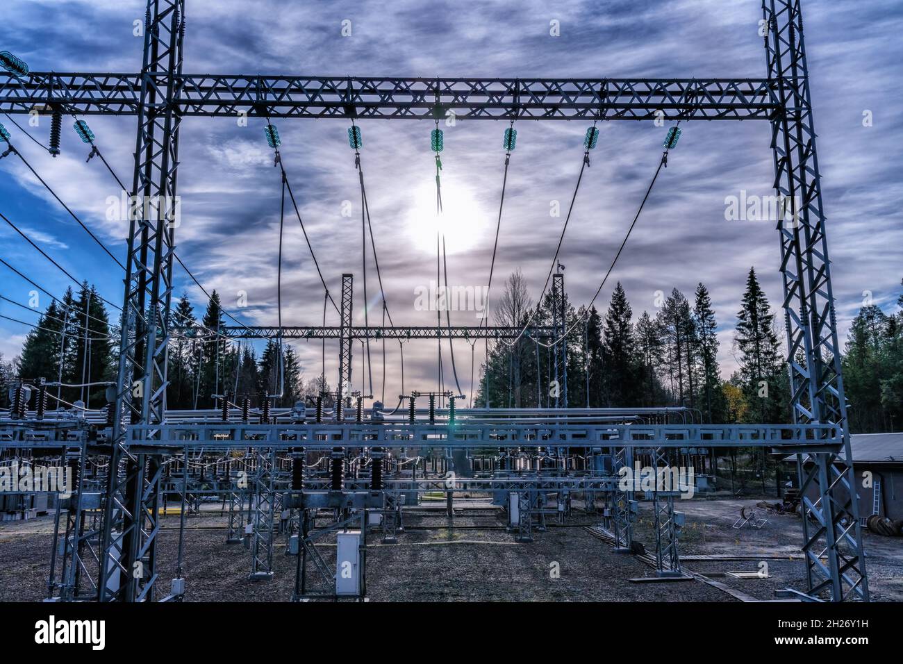 Sous-station de transformateur de puissance haute tension - fils avec le soleil en arrière-plan, vue large Banque D'Images