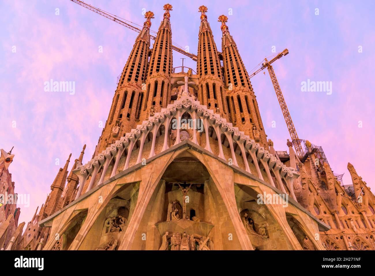 Sagrada Familia - Une vue rapprochée grand angle de la façade ouest passion de Basílica de la Sagrada Família, contre le ciel coloré de coucher de soleil d'automne.Barcelone. Banque D'Images