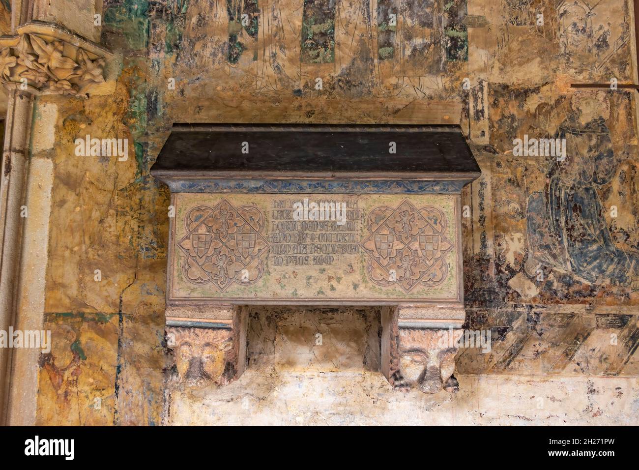 Barcelone, Espagne - 24 septembre 2021 : une tombe à l'intérieur du monastère de Pedralbes.C'est l'une des zones du monastère qui reflète le mieux le passage Banque D'Images