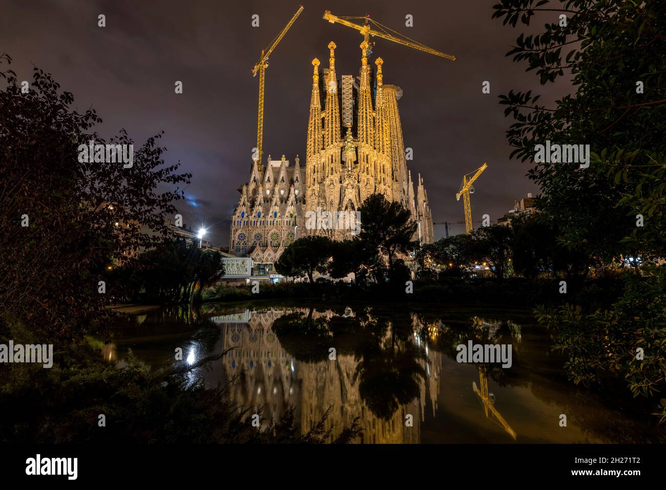 Sagrada Familia - Une vue nocturne de la façade est de la Nativité de Basílica de la Sagrada Família se reflète dans un petit étang, Barcelone, Catalogne, Espagne. Banque D'Images