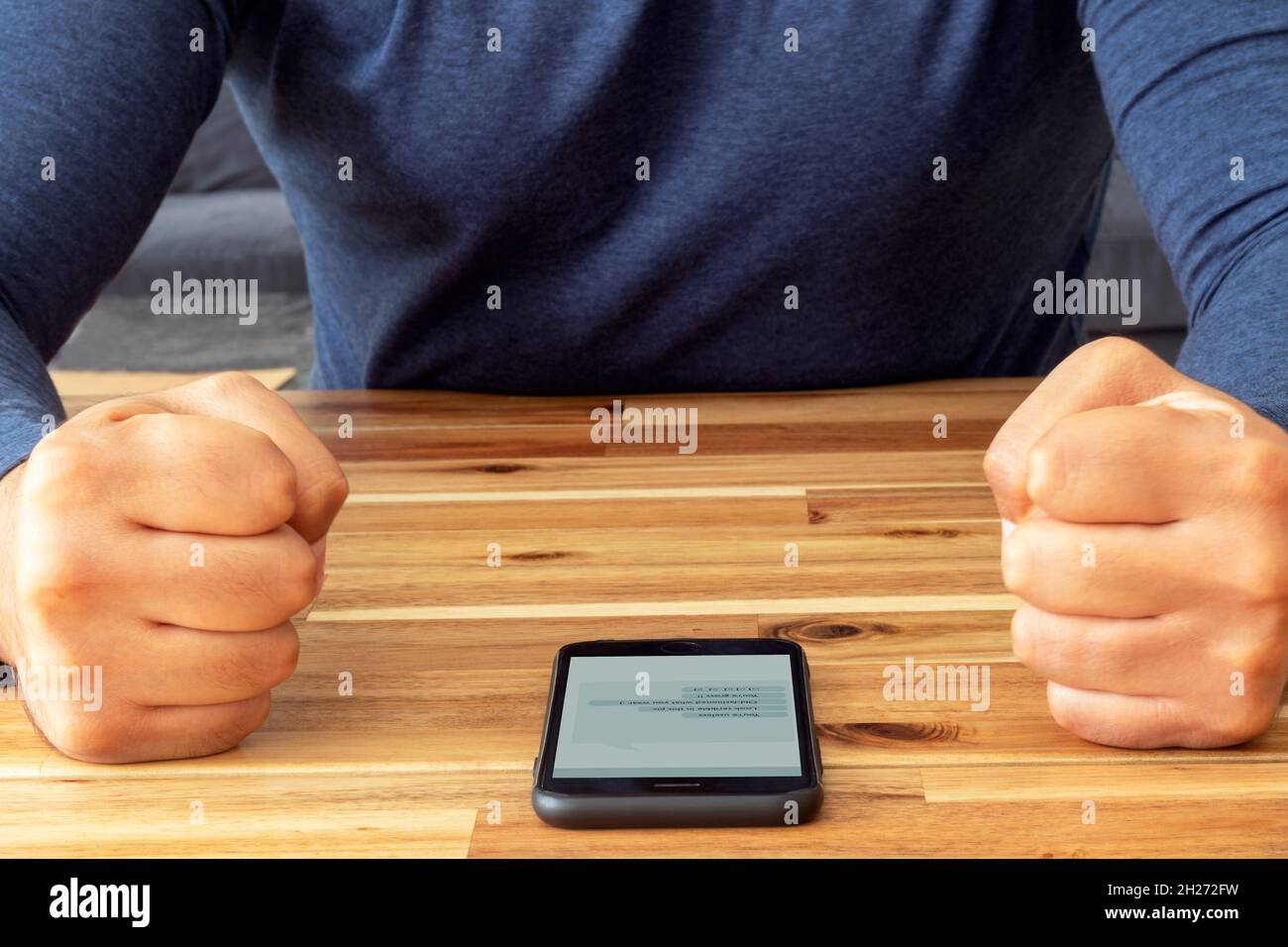 Photo en gros plan d'un homme qui a exposé à la cyber-intimidation sur les médias sociaux. Banque D'Images