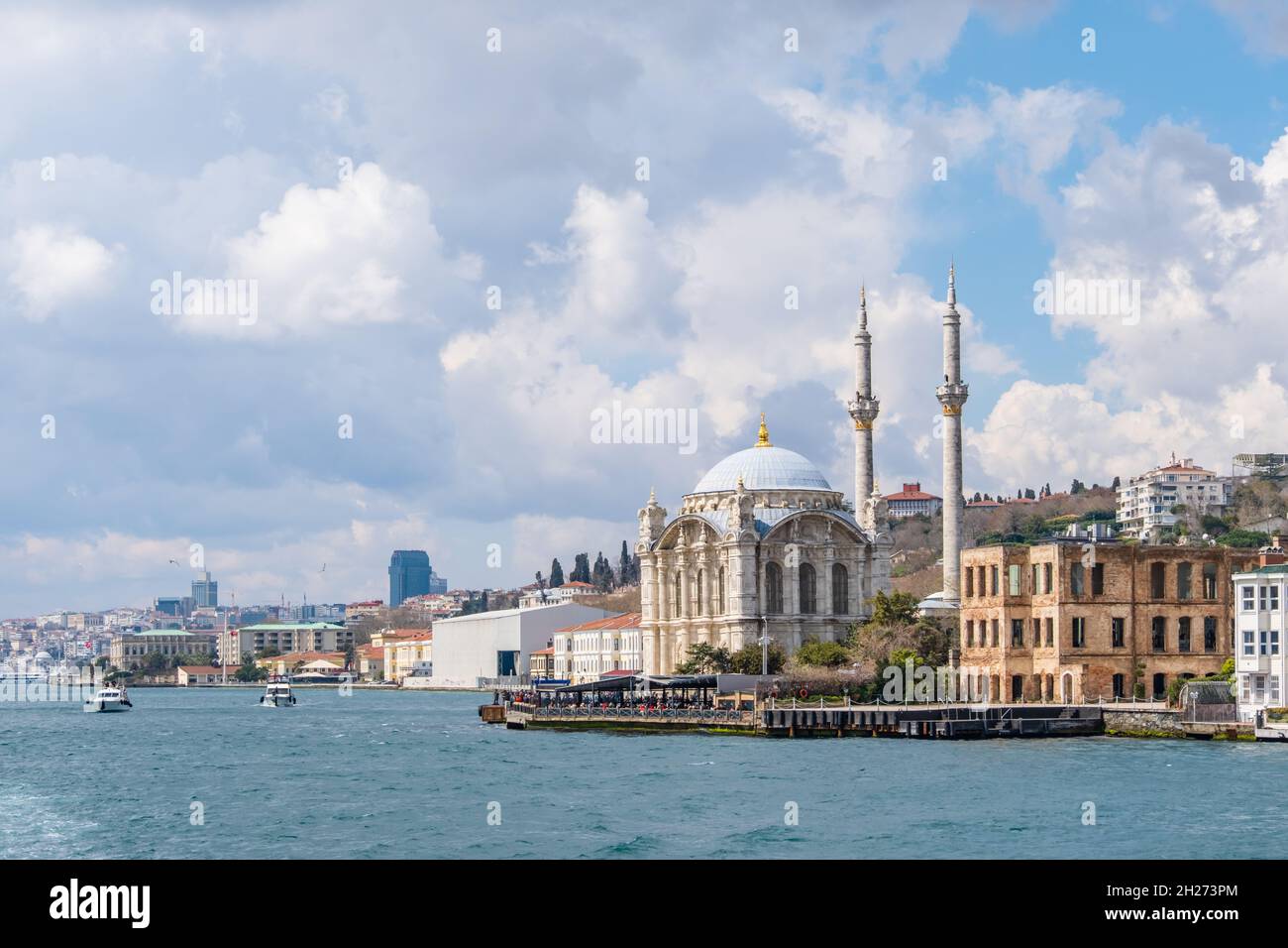 Mosquée Ortakoy sur la rive du Bosphore, Istanbul Turquie Banque D'Images