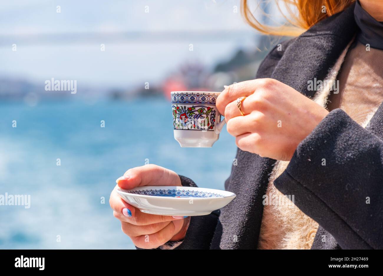 Main avec une tasse de café turc à Istanbul.Concept de voyage Banque D'Images