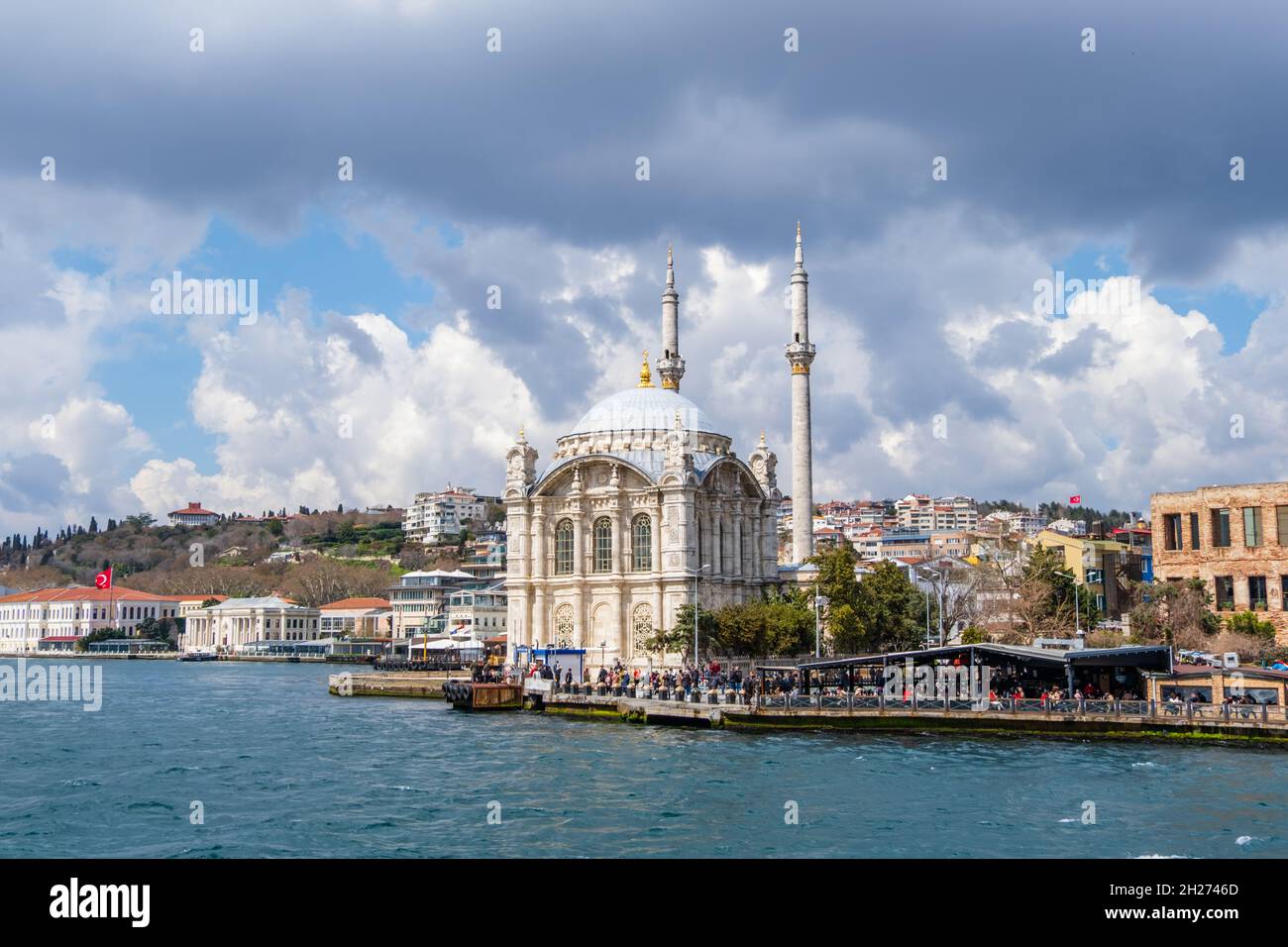 Mosquée Ortakoy sur la rive du Bosphore, Istanbul Turquie Banque D'Images