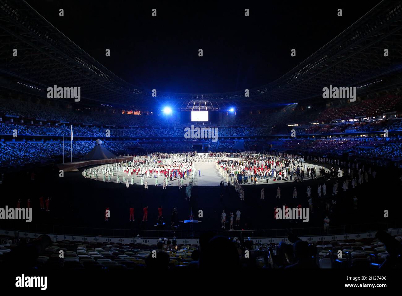 23 JUILLET 2021 - TOKYO, JAPON : 1,824 drones font une présentation 3D du logo de l'emblème Tokyo 2020 des Jeux Olympiques sur le stade et ensuite sur le globe d'EA Banque D'Images