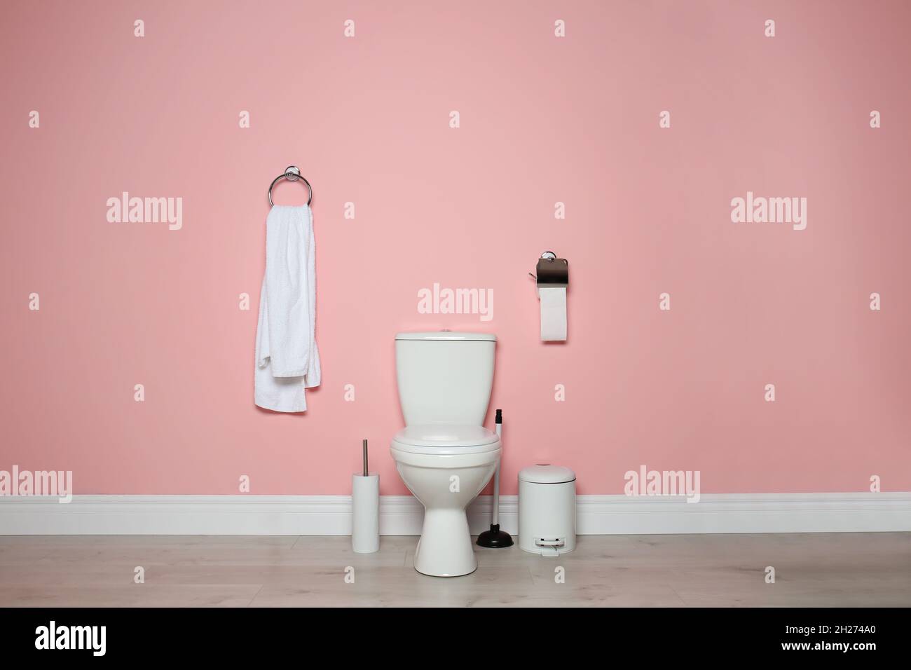 Nouvelle cuvette de toilette en céramique dans la salle de bains moderne  Photo Stock - Alamy