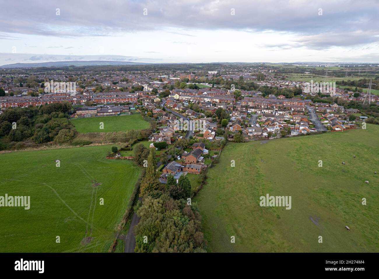 Maisons aérienne britannique résidentiel Drone Angleterre Vue ci-dessus d'Ciel Bleu d'été Banque D'Images