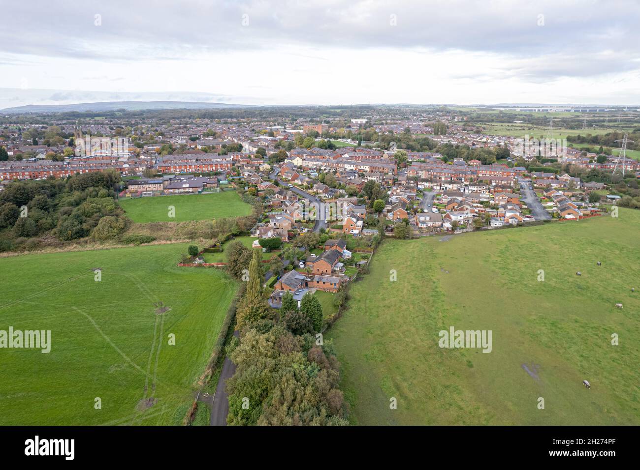 Maisons aérienne britannique résidentiel Drone Angleterre Vue ci-dessus d'Ciel Bleu d'été Banque D'Images