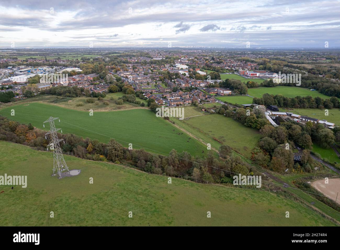 Maisons aérienne britannique résidentiel Drone Angleterre Vue ci-dessus d'Ciel Bleu d'été Banque D'Images