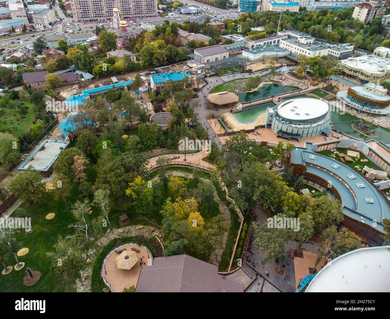 Vue aérienne de la ville d'automne sur le parc zoologique de Kharkiv entouré de verdure et de sentiers de randonnée.Espace de loisirs en Ukraine Banque D'Images
