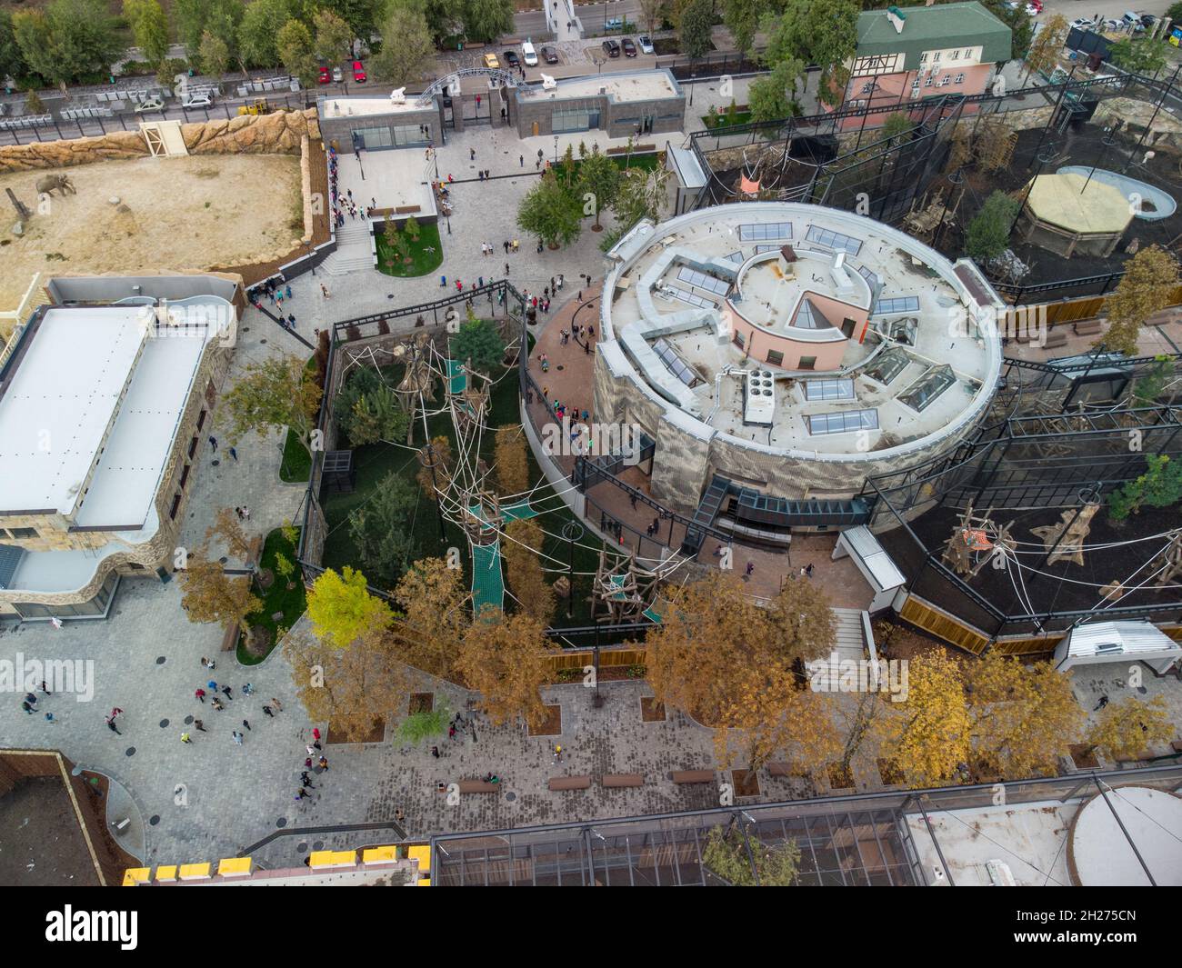 Vue aérienne de la ville sur le nouveau parc zoologique de Kharkiv entouré de verdure et de sentiers de randonnée.Espace de loisirs en Ukraine Banque D'Images
