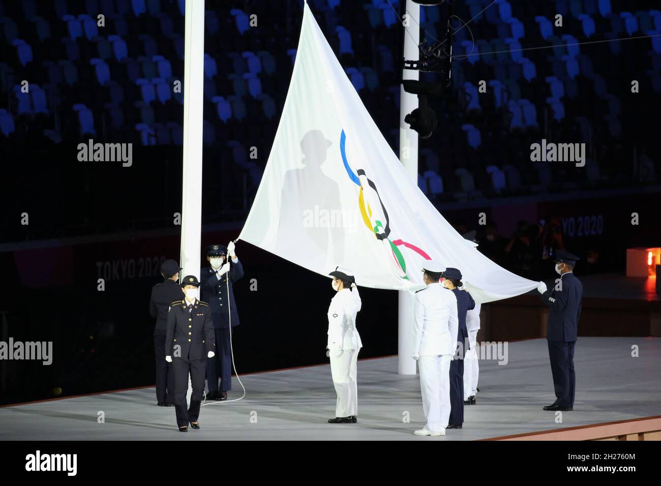 23 JUILLET 2021 - TOKYO, JAPON : le drapeau olympique est remis aux membres des forces armées du Japon avant d'être levé lors de la cérémonie d'ouverture du T Banque D'Images