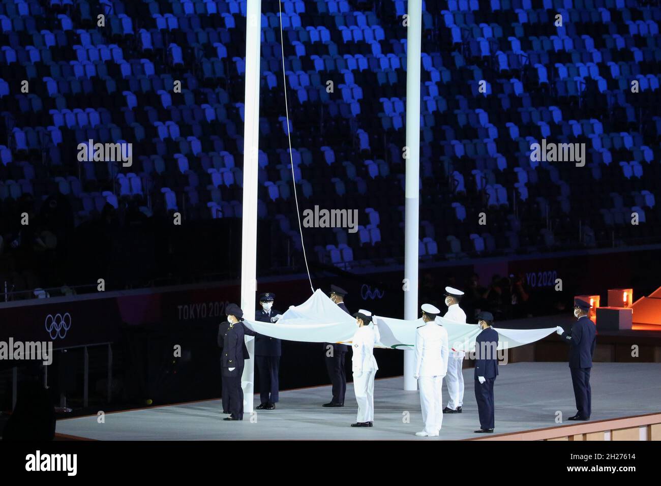 23 JUILLET 2021 - TOKYO, JAPON : le drapeau olympique est remis aux membres des forces armées du Japon avant d'être levé lors de la cérémonie d'ouverture du T Banque D'Images