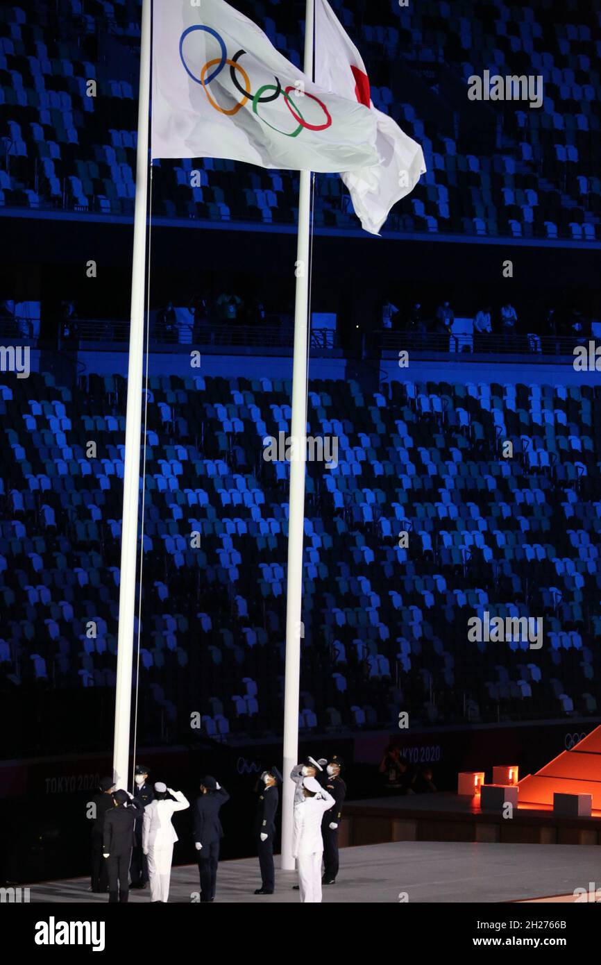 23 JUILLET 2021 - TOKYO, JAPON : le drapeau olympique est remis aux membres des forces armées du Japon avant d'être levé lors de la cérémonie d'ouverture du T Banque D'Images