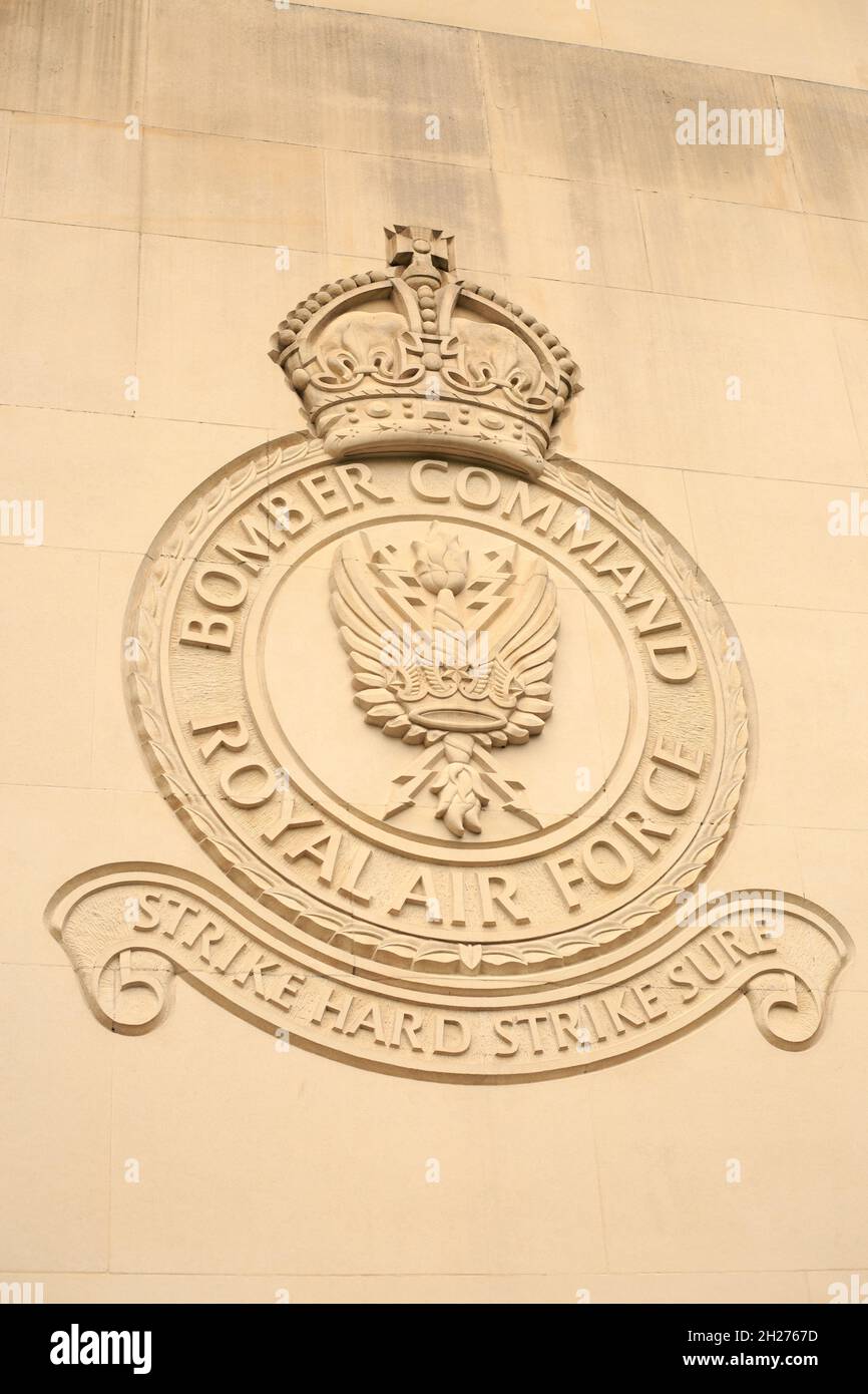 Mémorial du commandement des bombardiers, Green Park, Londres, 2021.Inscription sur le mur du mémorial commémorant la vie des militaires perdus pendant la Seconde Guerre mondiale Banque D'Images