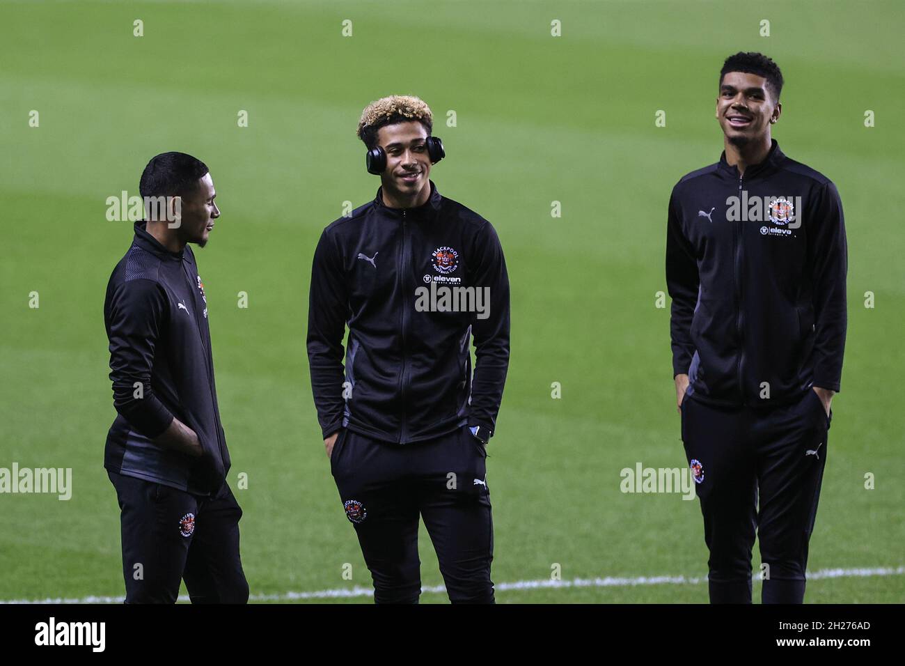 Demetri Mitchell #15 de Blackpool, Jordan Gabriel #4 de Blackpool et Tireece John-Jules #28 de Blackpool arrivent au Select car Leasing Stadium Banque D'Images