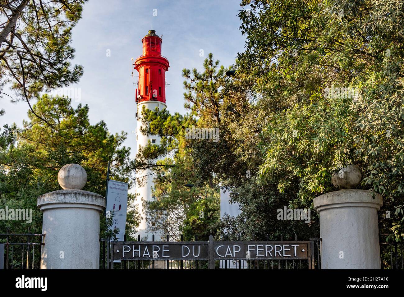 Le phare de Lège-Cap-Ferret est un point de repère et peut être visité.De son sommet, il offre une vue magnifique sur le bassin d'Arcachon et l'Atlantique Banque D'Images