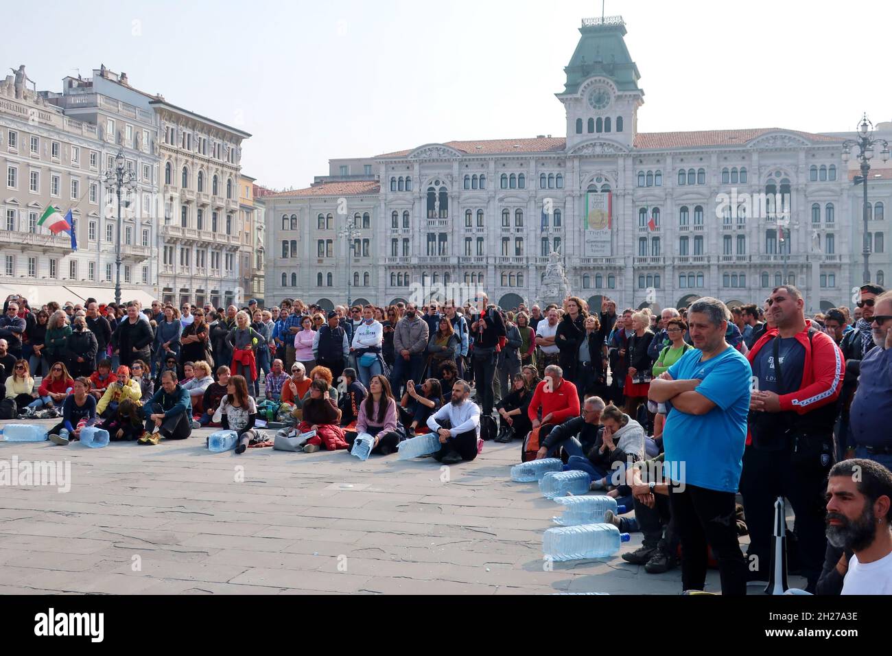 Trieste, Italie.20 octobre 2021.Les activistes du « pas de passe verte » manifestent sur la piazza dell'Unità, Trieste, Italie, le 20 octobre 2021.Les manifestants contre le « Green Pass », le certificat de vaccination Covid 19, sont en train de s'asseoir à Trieste.En Italie, le Green Pass est obligatoire depuis octobre 15 pour tous les travailleurs.Trieste est devenue la capitale des manifestants qui demandent au gouvernement italien de laisser les gens se faire vacciner ou non et d'abolir le Green Pass.(photo d'Elisa Gestri/Sipa USA) crédit: SIPA USA/Alay Live News Banque D'Images